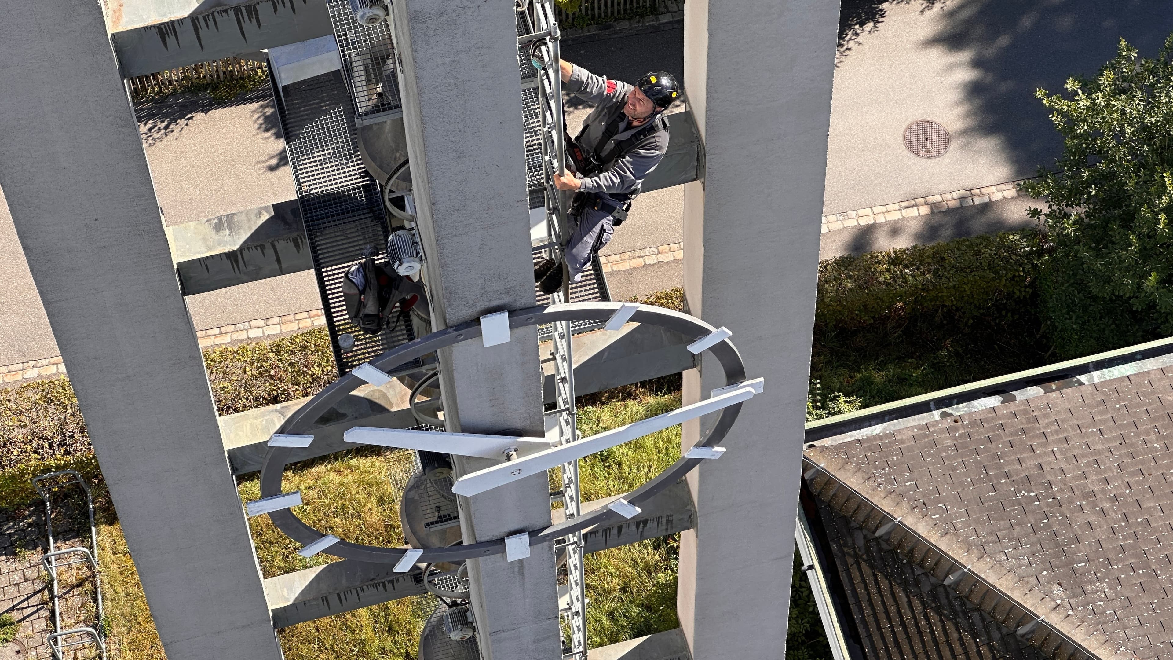 Sicherer Arbeitsplatz in luftiger Höhe