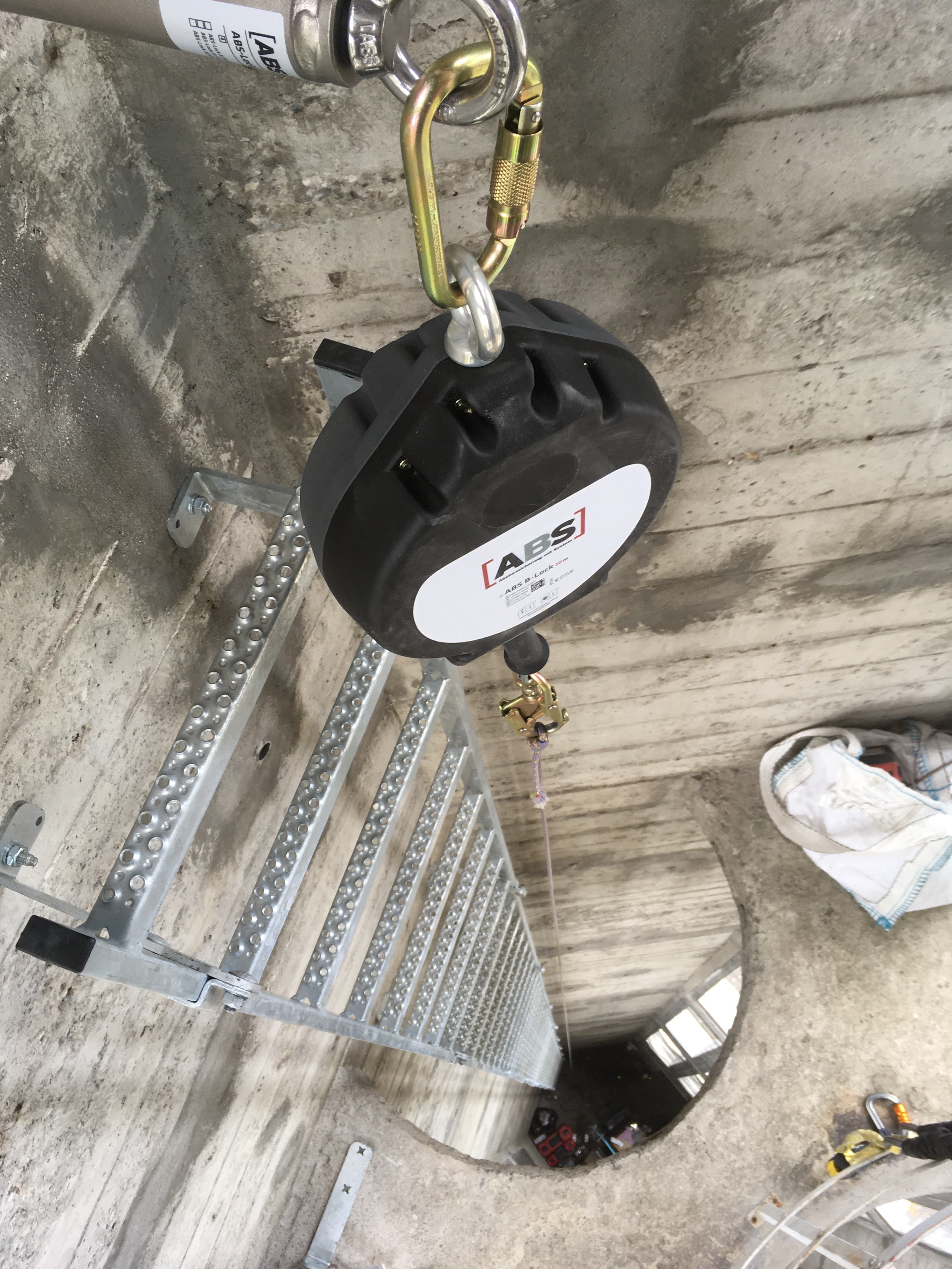 Rostige Leiter weicht der Absturzsicherung