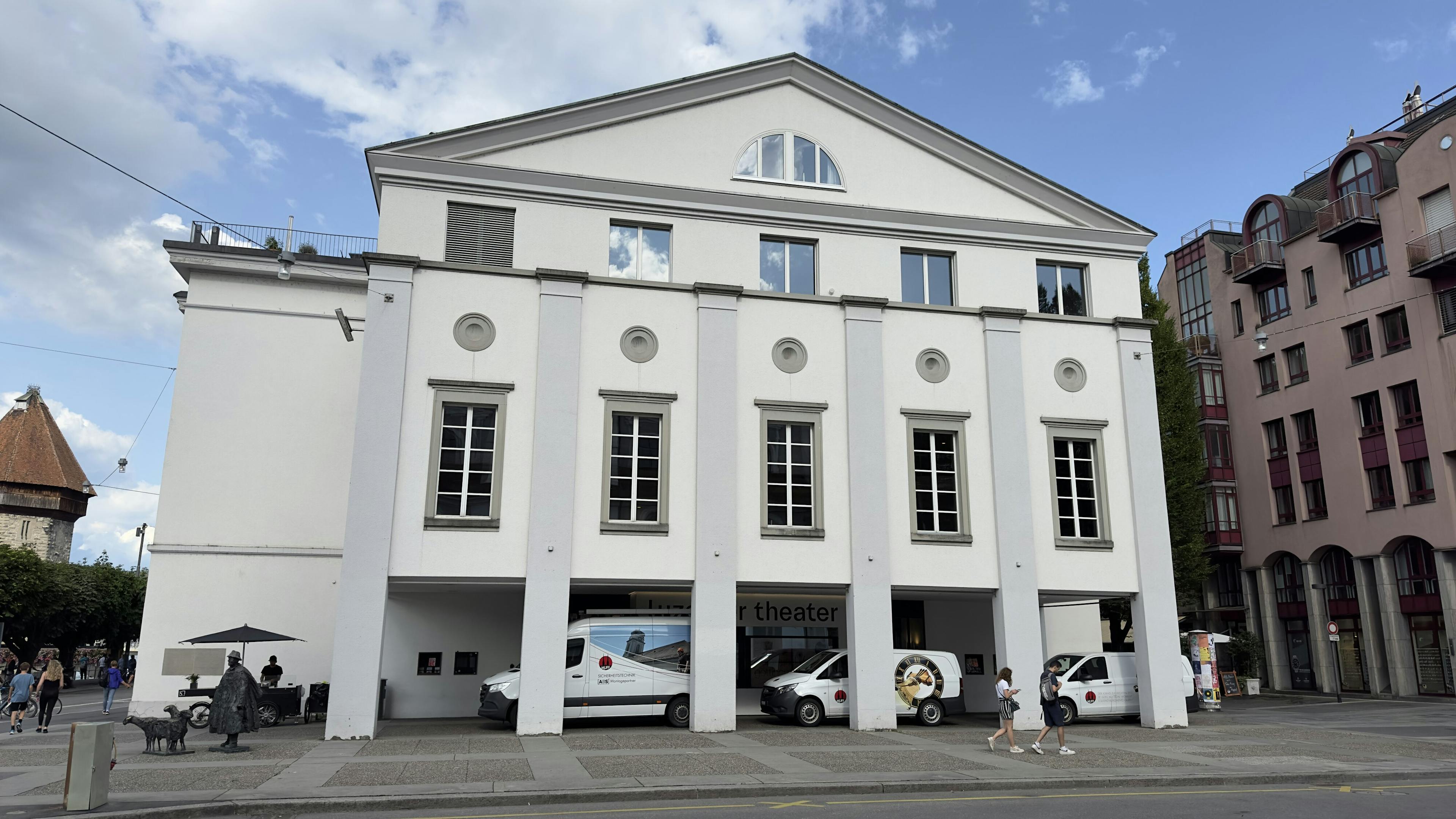 Firmenfahrzeuge der Muff AG vor dem Theater in Luzern