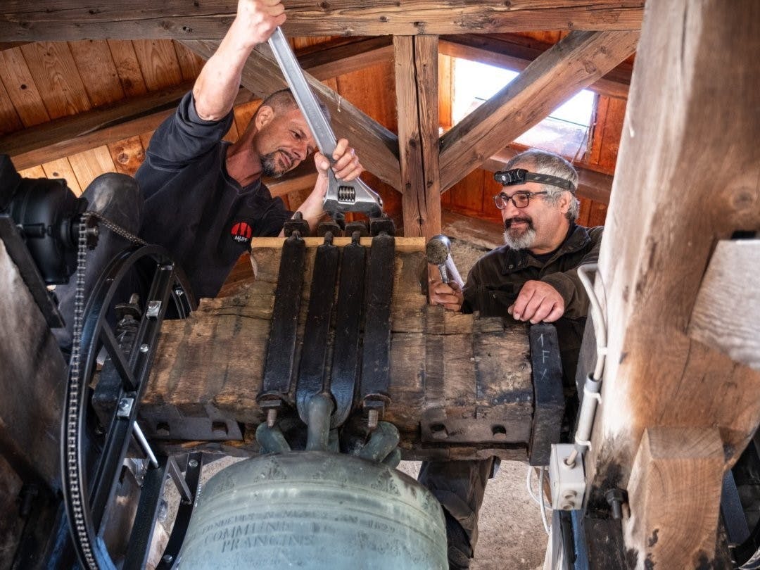 Prangins Glockenaufhängung mit den beiden Spezialisten José Benitez und Lionel Glassier der renommierten Luzerner Firma Muff Kirchturmtechnik AG
