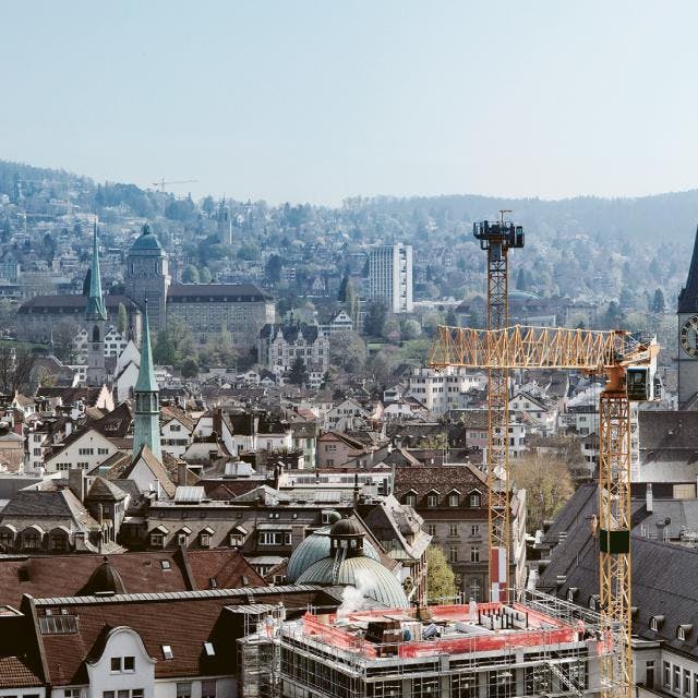 Über den Dächern der Stadt Zürich.