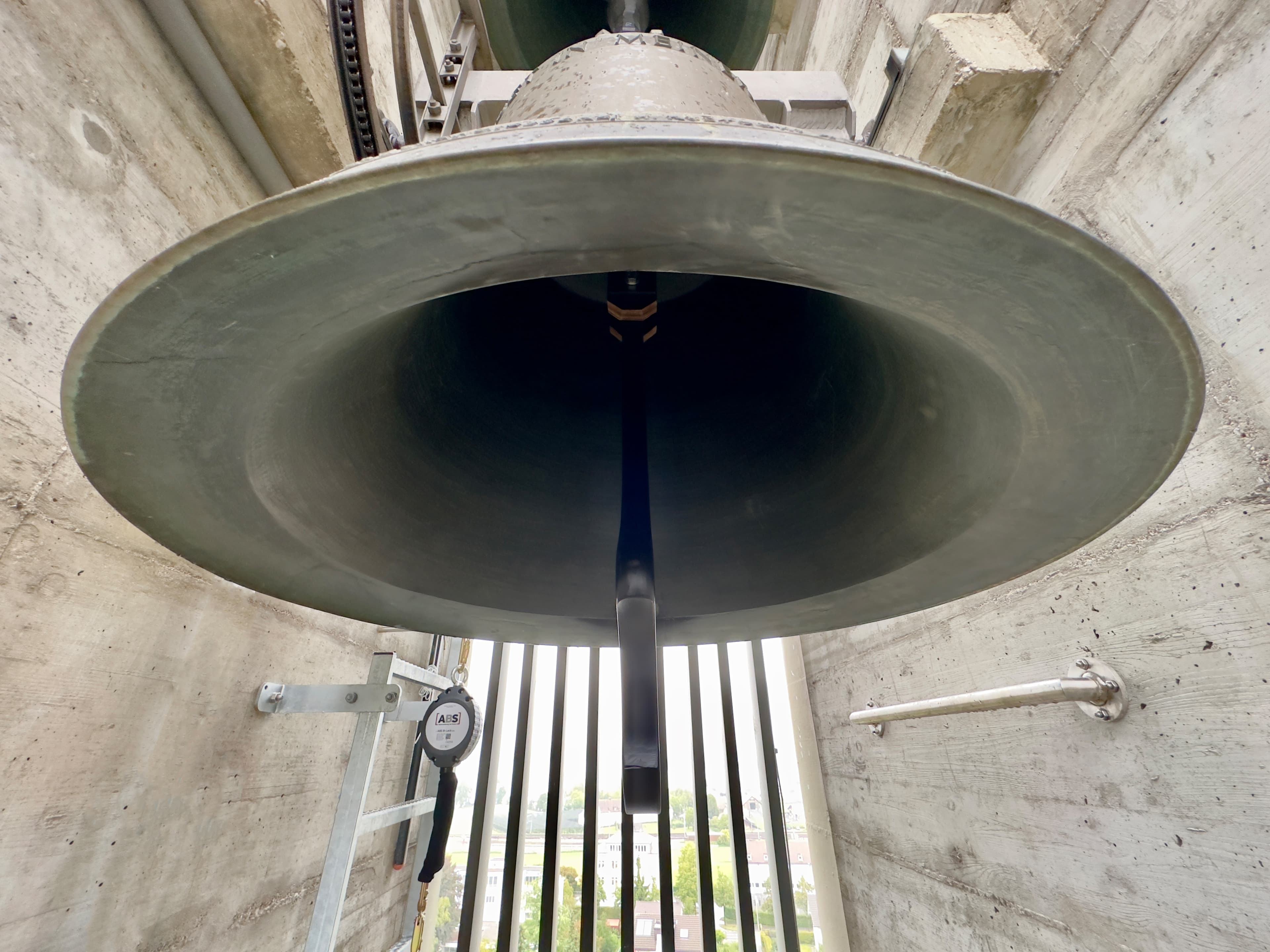 Cloche à oscillation libre avec une nouvelle tige d'ancrage pour un son silencieux.