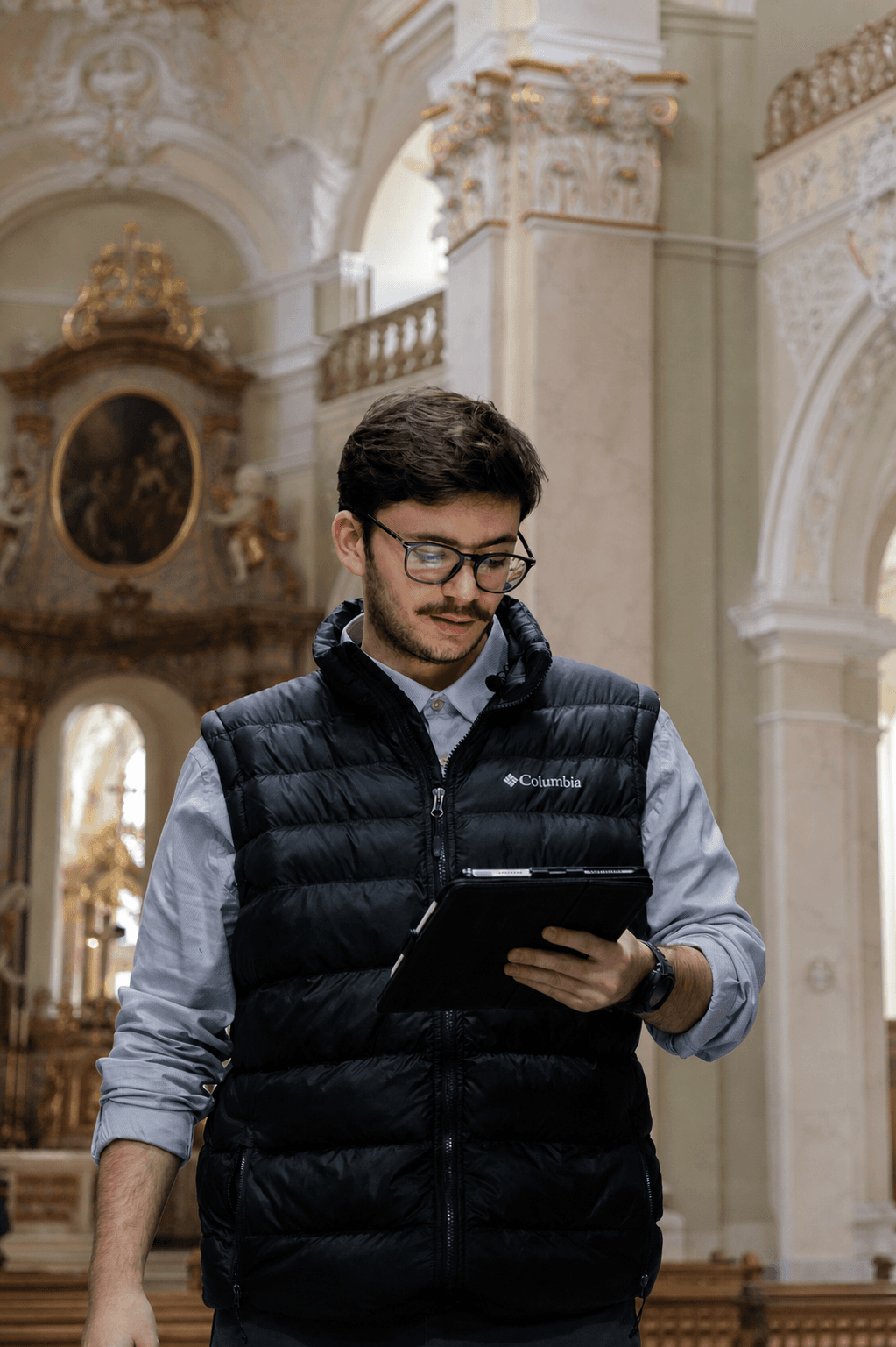 Projektleiter Gebäudeautomation bei der Arbeit in einer Kirche